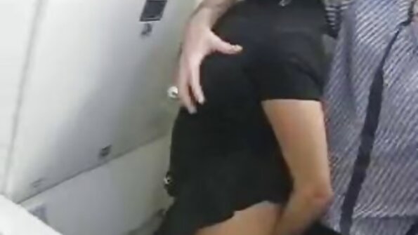 Vruća mamica sa ljupkom mačkom postaje jako jebana