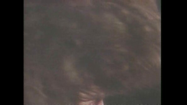 Vruća mlada dama sa seksi guzicom svršava u dupe