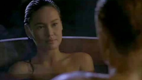 Crvenokosa koja ima male sise prima kurac u pičku