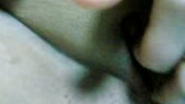 Pička s velikim dupetom masira pičku na roze sofi