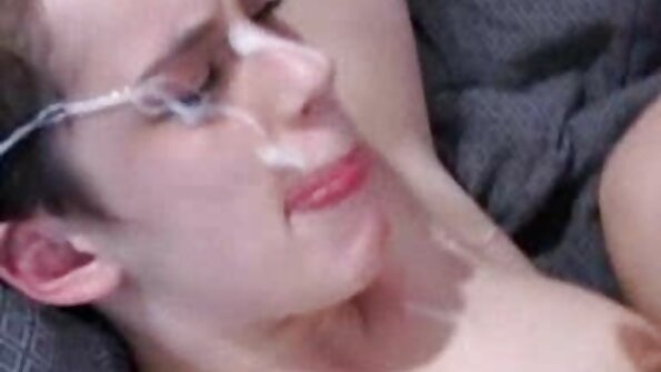 Bimbo s velikim sisama je udaren i snažno jeben u pičkicu