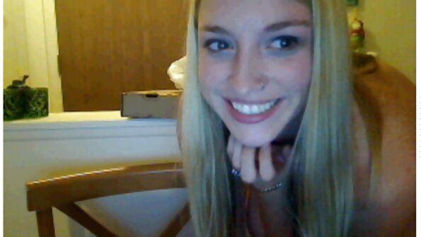 Djevojka je na vrhu crnca koji je jebe svojim kurom