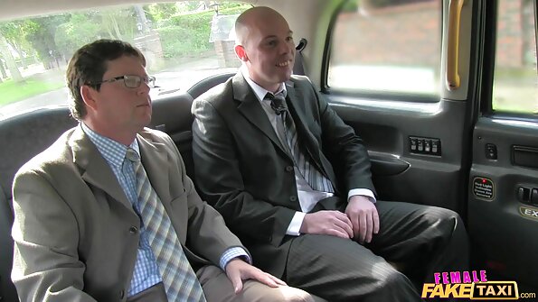 Vruću ribu prodiru dva momka u gangbangu