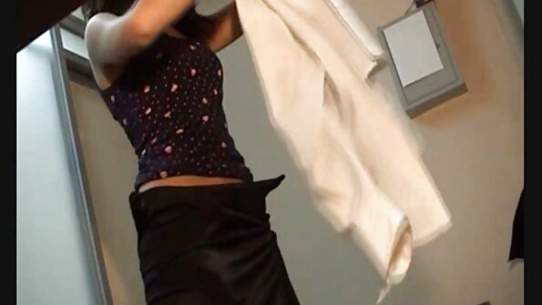 Velika magarica sa vrućim velikim sisama je na leđima na krevetu