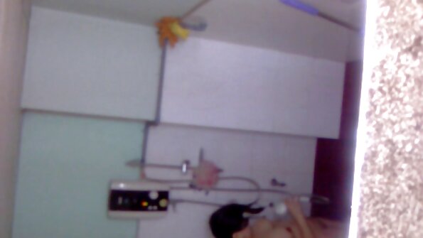 Plavuša svojim potezima u trojki jako usrećuje dva momka