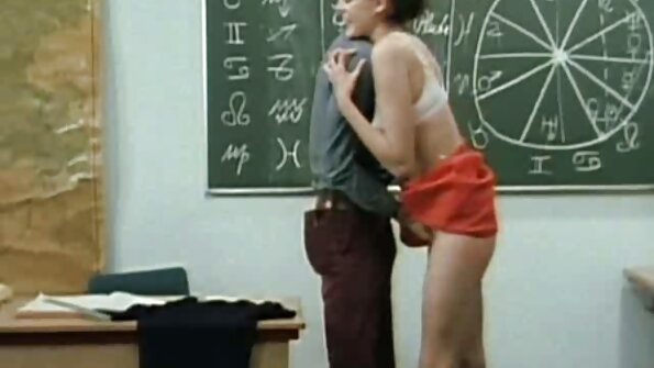 Plavuša je na boku na kauču i osjeća veliku ljubav