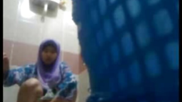 Plavuša se skida i onda siše veliki kurac