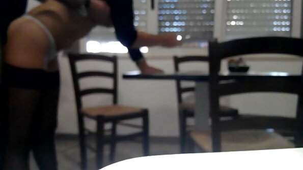 Plavuša sa dugom kovrdžavom kosom jebena je u svoje mesnate usne