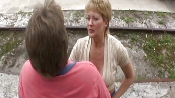 Crnka sa seksi malom guzicom danas se igra sama sa sobom