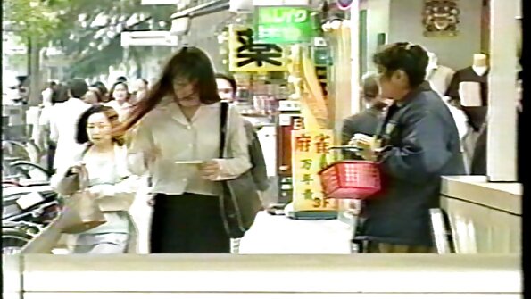 Riba koja ima velike sise i kovrdžavu kosu se penetrira