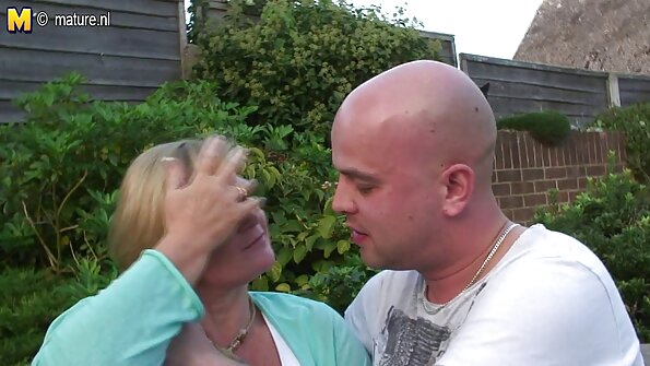 Riba sa vrelim tijelom jebena je na krevetu dok je losionirana