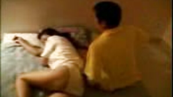 Zaobljena milfa koja ima velike lažne sise jebe se u uredu