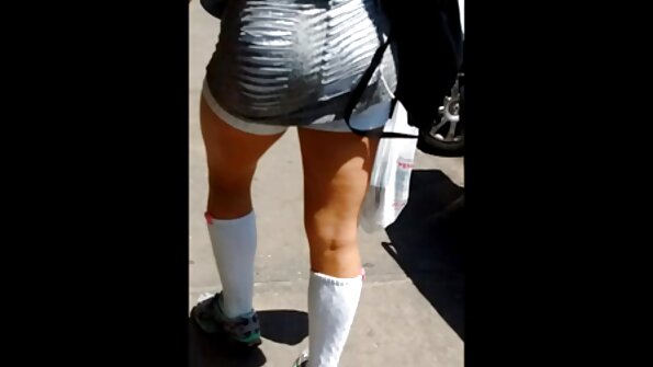 Slatkica koja ima mršavo tijelo nabija svoju pičku štapom