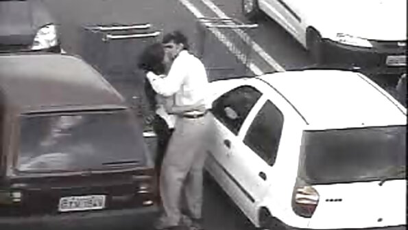 Crvenokosa i brineta kušaju jedna drugu kao zgodne lezbejske profesionalke