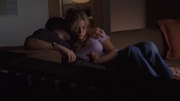 Sekretarica s naočalama jako se nabija na pičku