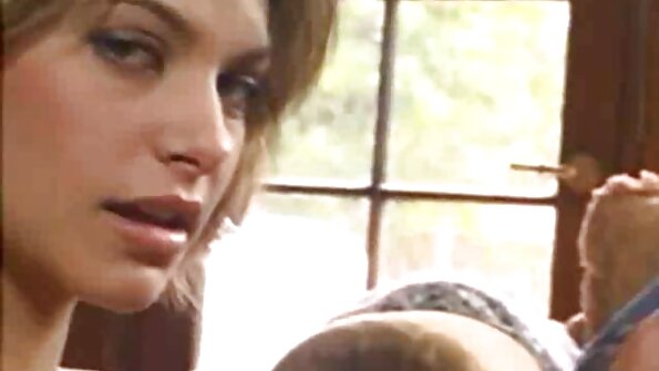 Seksi djevojka je gola u striptiz klubu, pazi na kurac