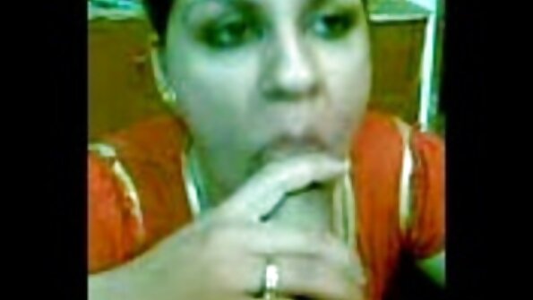 Mršava kučka prima veliki debeli kurac unutar svoje mokre pičke