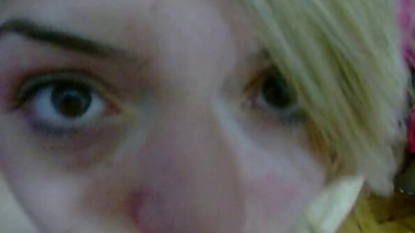 Zapanjujuća princeza jebe svog muškarca za remen na sofi