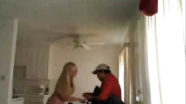 Bimbo sa ogromnim dupetom i nekim masivnim sisama je gola na krevetu