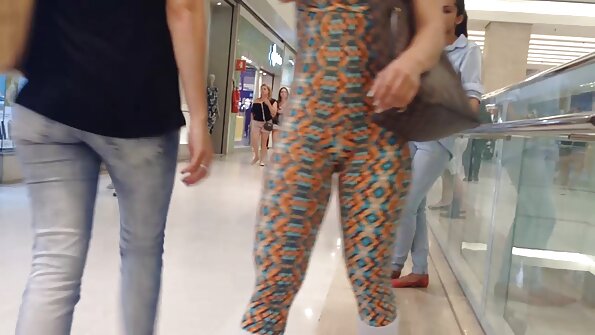 Plavuša se jebe u misionarskom stilu na krevetu