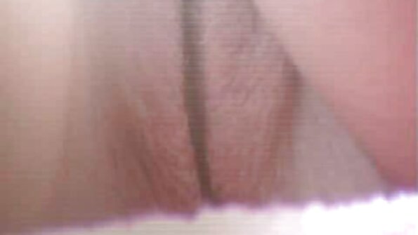 Crni momak jako jebe zgodnu brinetu u spavaćoj sobi