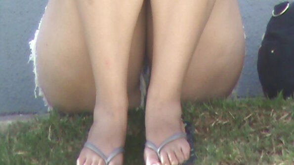 Plavuša slatkog lica puši izbliza