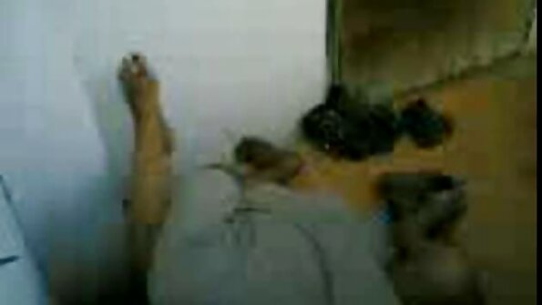 Crnka s malim sisama je jako jako jebana u dupe