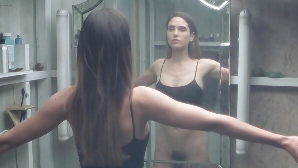 Nekoliko lezbijki zajedno ližu macu na kožnoj sofi