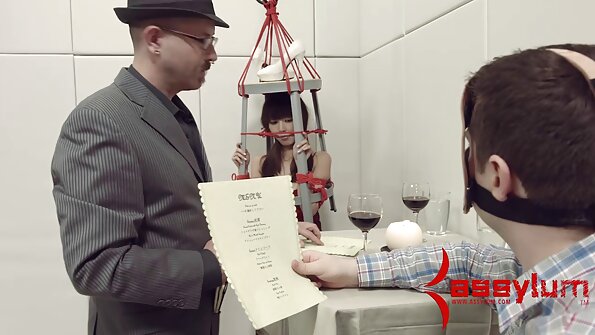 Grupa dama je sa momcima, primaju svoje kite na sofi