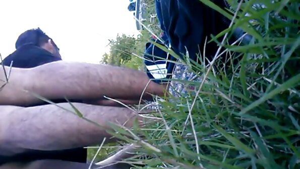 Crvenokosa se igra sa svojom pičkom ispred kamere za nas