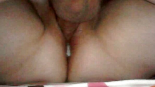 Seksi stvar gura ogroman dildo u njenu mesnatu i seksi pičku