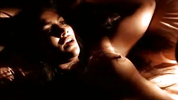 Crnka velikih sisa Lily Lane ima cool tetovaže i gladuje za seksom