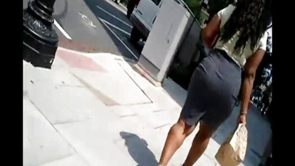 Plavušu ljube i jebaju dva muškarca u vrućem trojcu ispred vatre