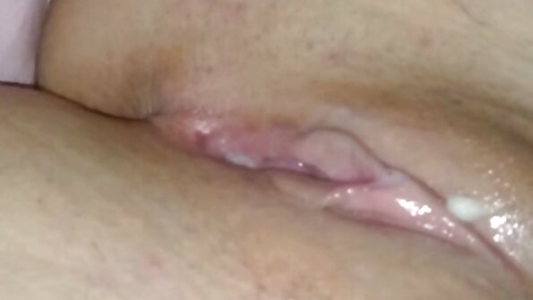 Plavuša sa okruglim guzom uživa u grubom jebanju s leđa