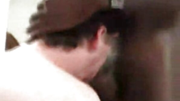 Žena s velikim dupetom koja ima velike sise prima dva velika kuraca