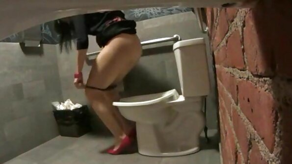 Prsata riba jebe svoju mokru pičku na krevetu