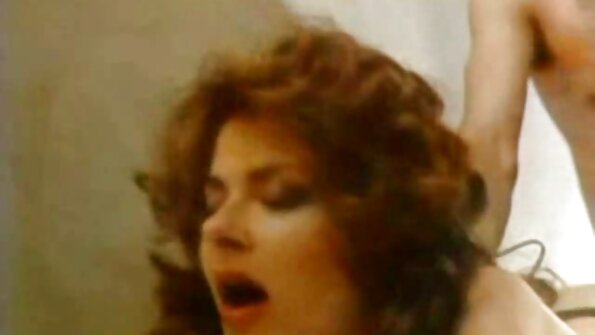 Žena u formi je namazana uljem i penetrirana na stolu za masažu