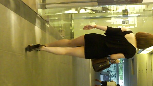 Djevojka poludi dok ima pseći seks na krevetu