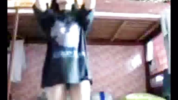 Vruću kučku pojebaju tri čovjeka u liftu kada se zaustavi