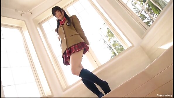 Vruća milfica s velikim poprsjem je gola na krevetu i svršava