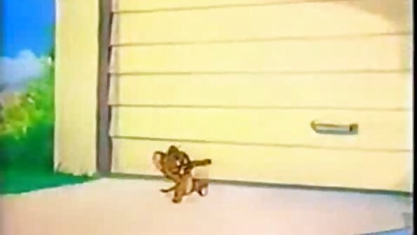 Mama velikih sisa uči svoju kćer kako da se ponaša