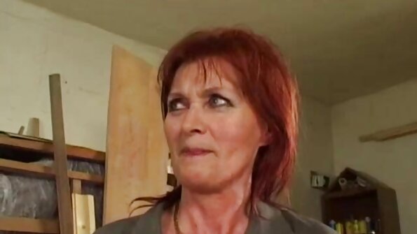 Crvenokosa kuša veliku debelu motku sa svojom probušenom macom