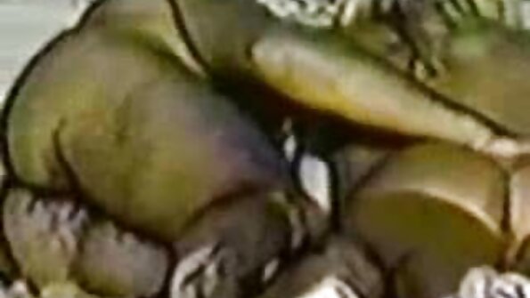 Tinejdžerka stavlja dildo skroz u svoju mokru i osjetljivu macu