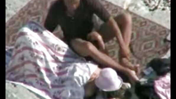 Beba je prilično proaktivna koja gura vibrator u obrijanu pičku