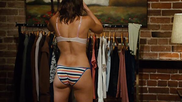 Plavuša je nabijena od strane velikog kucka i prekrivena šmrkanjem